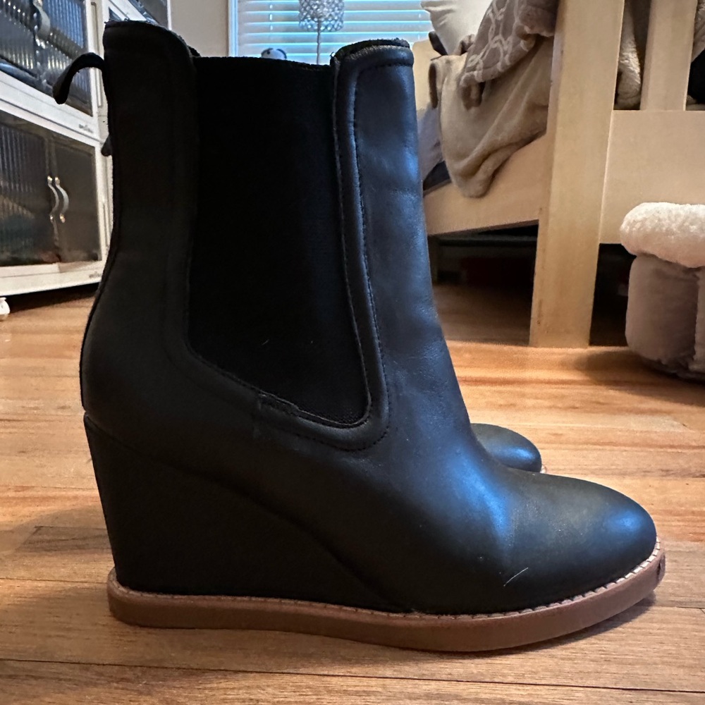 Brand NEW ankle boots!!! Never worn.